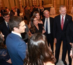 Sus Majestades los Reyes y Sus Altezas Reales la Princesa de Asturias y de Girona y la Infanta doña Sofía conversan con los premiados FPdGi 2025